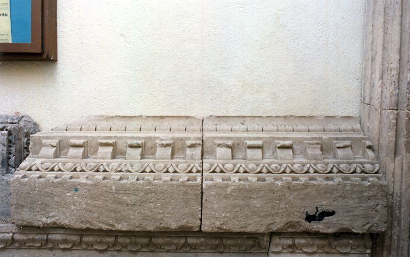 trabeazione, frammento - ambito salentino (fine sec. XVI)