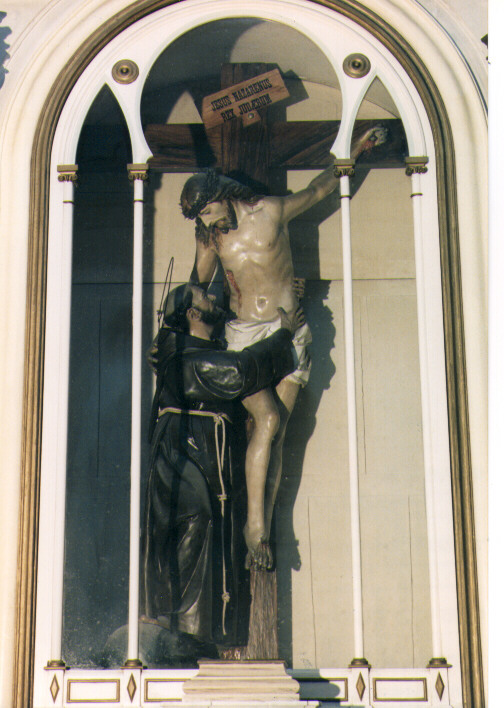 San Francesco d'Assisi abbraccia Cristo Crocifisso (gruppo scultoreo) - ambito Italia meridionale (fine sec. XIX)