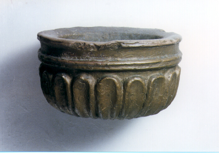 acquasantiera - ambito salentino (sec. XVI)