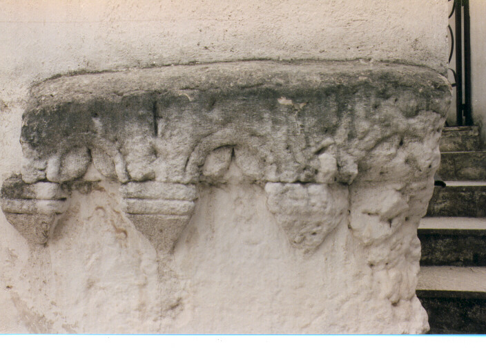 cornice architettonica, frammento - ambito salentino (prima metà sec. XVI)