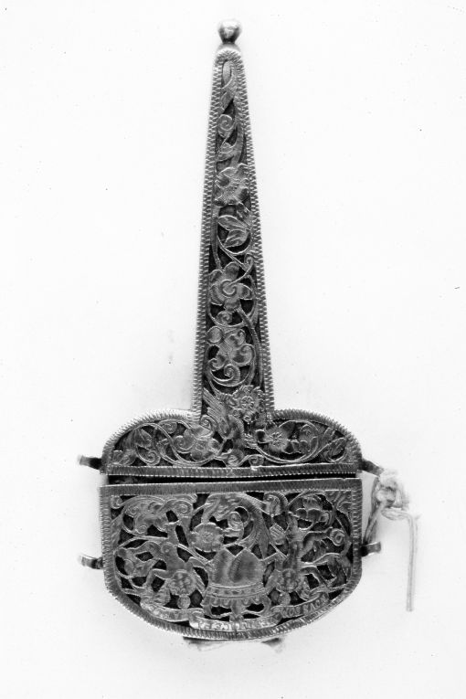 Cupido forgiatore/ Amorini reggenti due cuori/ motivi vegetali e floreali/ uccelli (custodia di forbici) - manifattura francese (seconda metà sec. XIX)