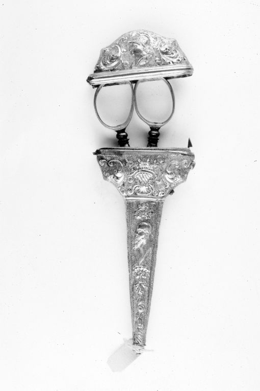 Testa muliebre, testa maschile, motivi vegetofloreali (FORBICI CON CUSTODIA) - manifattura italiana (Seconda metà sec. XVIII)