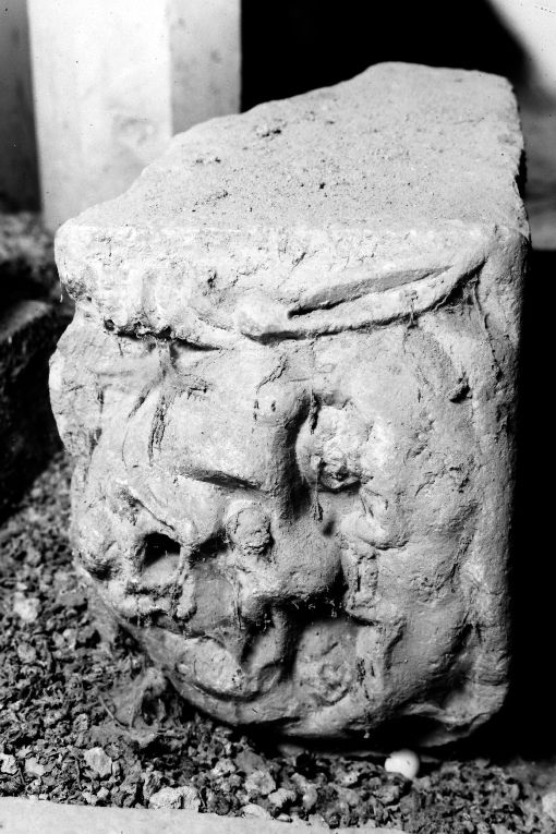 Mascherone (decorazione plastica) - ambito Italia meridionale (secc. XVI/ XVII)