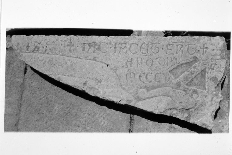 lastra tombale, frammento - ambito pugliese (sec. XIV)