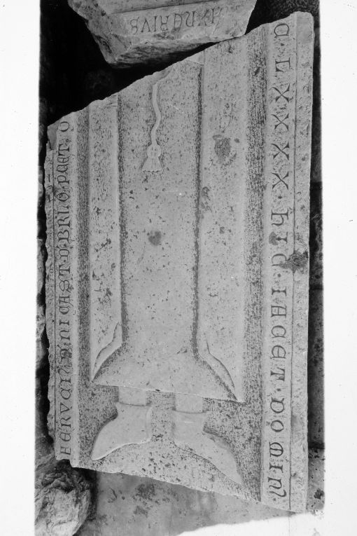 Figura maschile (lastra tombale, frammento) - ambito pugliese (seconda metà sec. XIV)