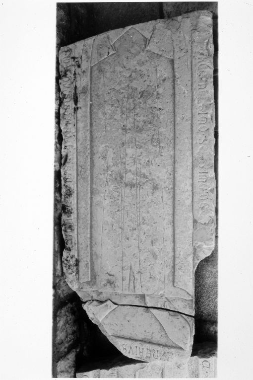 lastra tombale, frammento - ambito pugliese (seconda metà sec. XIV)