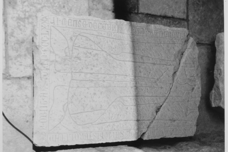 figura maschile (lastra tombale, frammento) - ambito pugliese (sec. XIV)