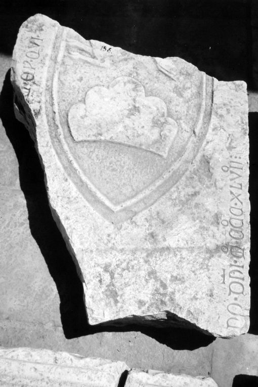 Stemma (lastra tombale, frammento) - ambito pugliese (sec. XIV)