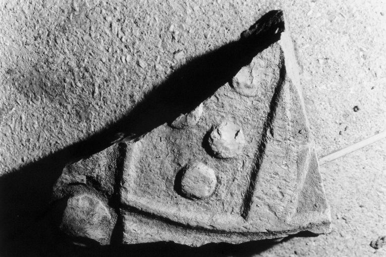 stemma (lastra, frammento) - ambito pugliese (sec. XIV)