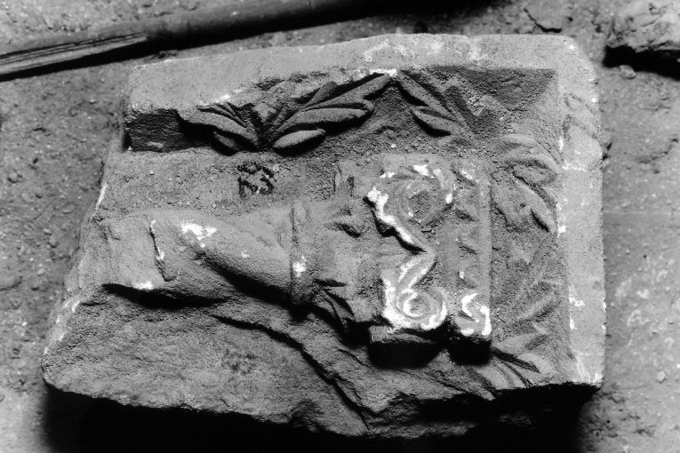 rilievo, frammento - ambito pugliese (prima metà sec. XIV)