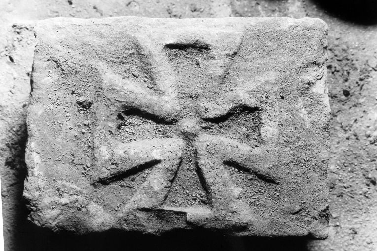 croce di Malta (lastra) - ambito pugliese (secc. XIII/ XIV)