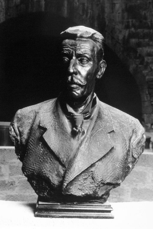 Busto dell'imprenditore edile barlettano Ruggero Tresca, busto maschile (scultura) di Cifariello Filippo (fine/inizio secc. XIX/ XX)