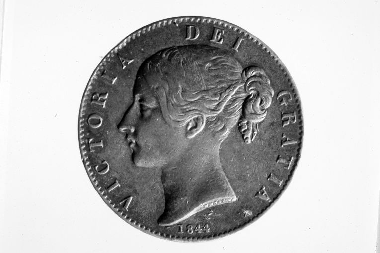 ritratto della regina Vittoria/ stemma dei Windsor (medaglia) - ambito romano (sec. XIX)