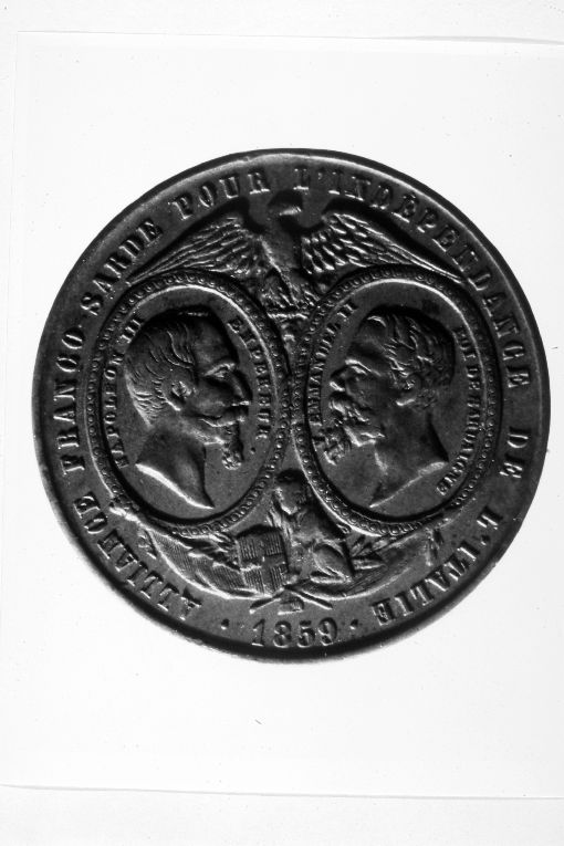 ritratto di Vittorio Emanuele II e di Napoleone III, aquila ad ali spiegat e, leone con stemma dei Savoia/ serto floreale (medaglia) - ambito italiano (sec. XIX)