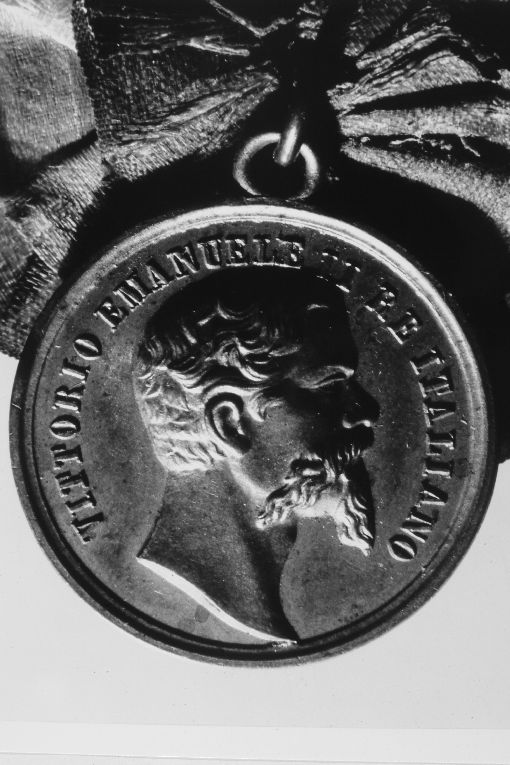 ritratto di Vittorio Emanuele II re d'Italia/ serto vegetale (medaglia) - ambito italiano (sec. XIX)