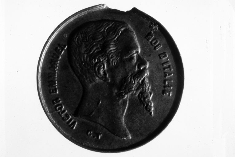 ritratto di Vittorio Emanuele II re d'Italia/ serto floreale (medaglia) - ambito italiano (sec. XIX)