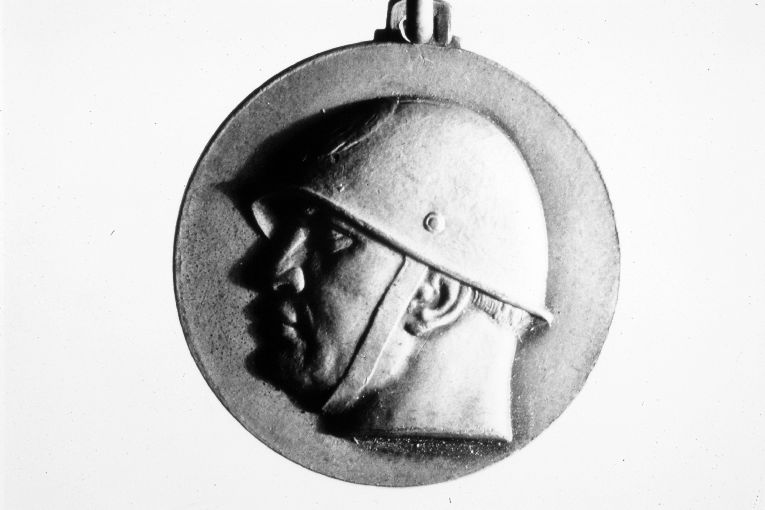 ritratto di Mussolini/ stadio della Vittoria, caravella, arme civica di Ba ri (medaglia) - ambito pugliese (sec. XX)