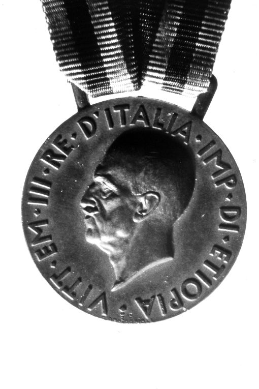 ritratto di Vittorio Emanuele III/ altopiano africano, fascio littorio (medaglia) di Romagnoli Giuseppe, Perrone V (sec. XX)
