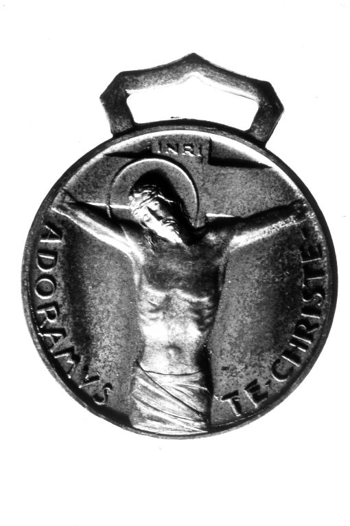Cristo Crocifisso/ veduta della cupola della chiesa di San Pietro a Roma (medaglia) di Monteleone (sec. XX)