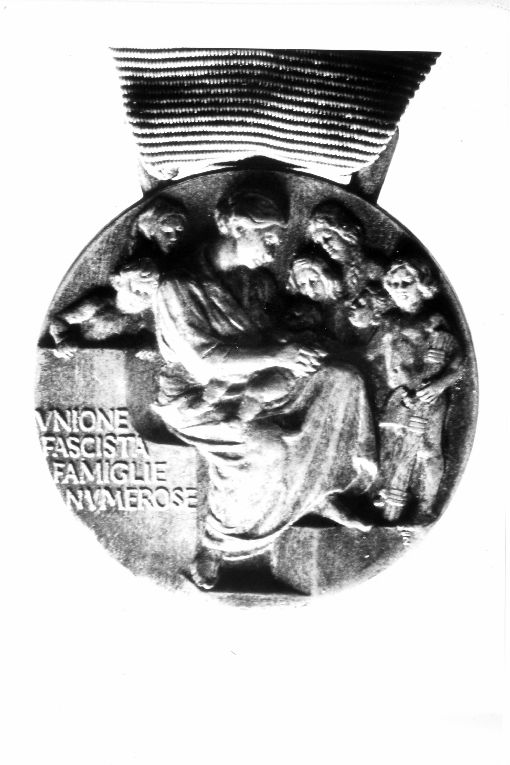 Madre che allatta circondata da sei bambini/ fasci littori con ramoscello di quercia (medaglia, serie) - ambito italiano (sec. XX)