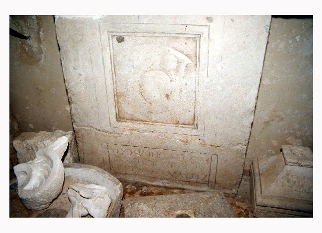 lapide tombale - ambito pugliese (sec. XVI)