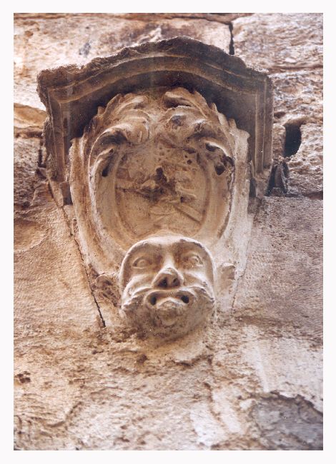 maschera di satiro e stemma (rilievo) - ambito pugliese (ultimo quarto sec. XVII)