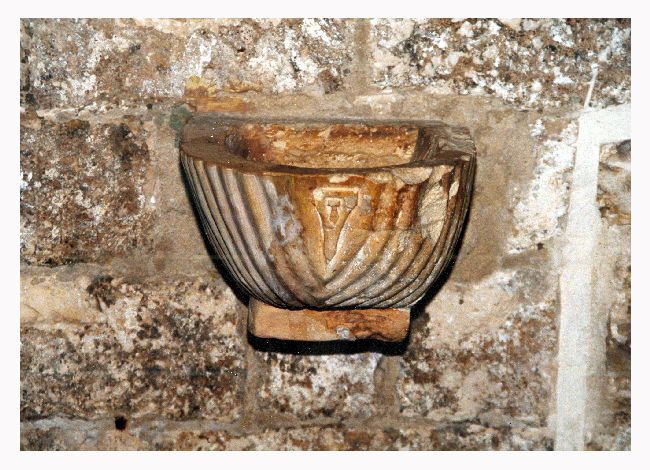 acquasantiera - ambito pugliese (sec. XVI)