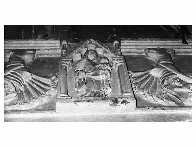 Madonna con bambino (lapide tombale) - ambito bitontino (secc. XV/ XVI)