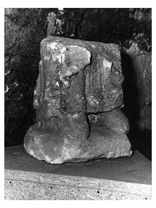 Santo (?) (scultura, frammento) - ambito Italia meridionale (sec. XII)