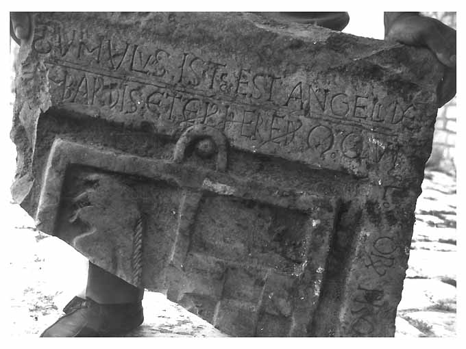 lastra tombale, frammento - ambito pugliese (sec. XV)