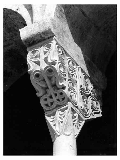 motivi decorativi a girali (capitello - a gruccia) - ambito Italia meridionale (inizio sec. XIII)