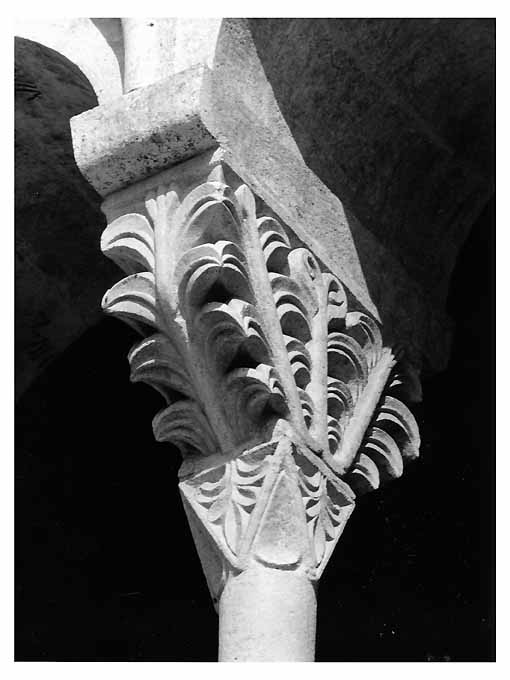 motivi decorativi a girali (capitello - a gruccia) - ambito Italia meridionale (inizio sec. XIII)