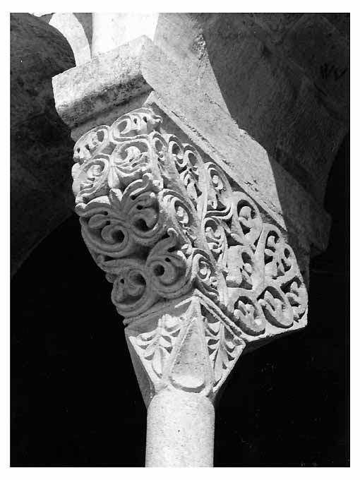 motivi decorativi a girali (capitello - a gruccia) - ambito Italia meridionale (inizio sec. XIII)