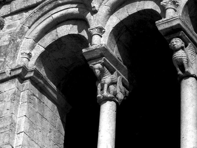 coppia di grifi (capitello - a gruccia) - ambito pugliese (fine/inizio secc. XII/ XIII)