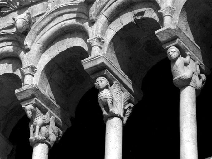 coppia di arpie (capitello - a gruccia) - ambito pugliese (fine/inizio secc. XII/ XIII)