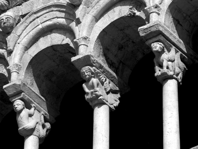 coppia di telamoni accucciati (capitello - a gruccia) - ambito pugliese (fine/inizio secc. XII/ XIII)