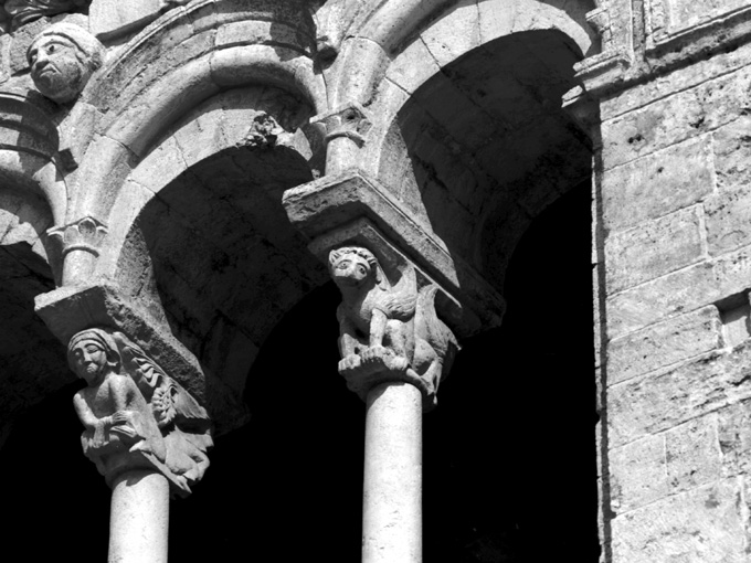 coppia di leoni alati (capitello - a gruccia) - ambito pugliese (fine/inizio secc. XII/ XIII)