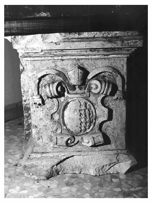 decorazione plastica, frammento - ambito bitontino (sec. XVI)