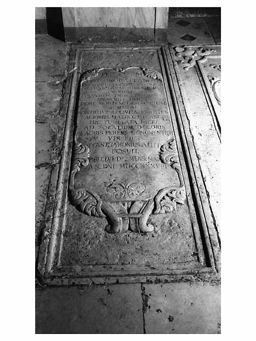 lapide tombale - ambito Italia meridionale (sec. XVIII)