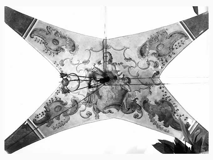 figura femminile e putto che reggono lo stemma araldico (soffitto dipinto) - ambito Italia meridionale (sec. XVIII)
