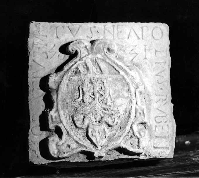 arme episcopale (rilievo) - ambito Italia meridionale (sec. XVI)