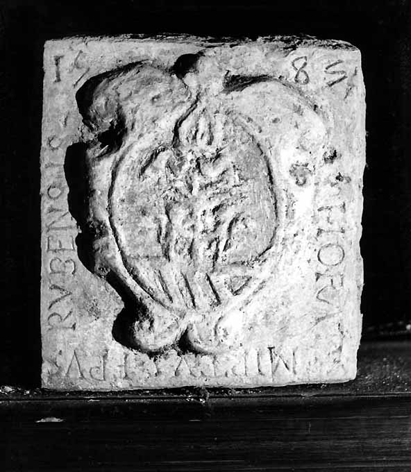 arme episcopale (rilievo) - produzione pugliese (sec. XVI)