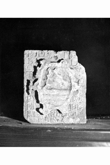 stemma gentilizio (rilievo) - produzione pugliese (sec. XVI)