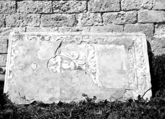 lastra tombale - ambito pugliese (sec. XVI)