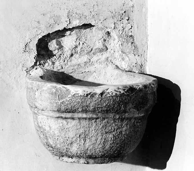 acquasantiera da parete - ambito pugliese (secc. XVI/ XVII)