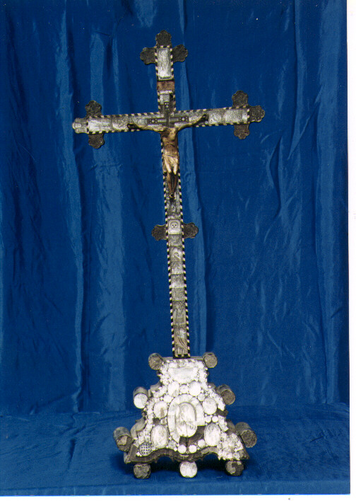 Annunciazione/ simboli della passione/ Madonna del carmelo/ Santi (croce da tavolo) - manifattura cappuccina (sec. XVIII)