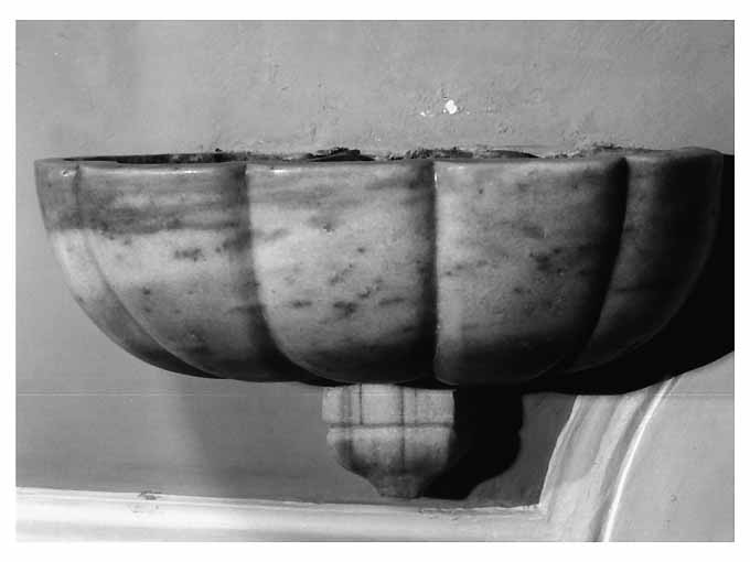 acquasantiera da parete - produzione salentina (primo quarto sec. XX)