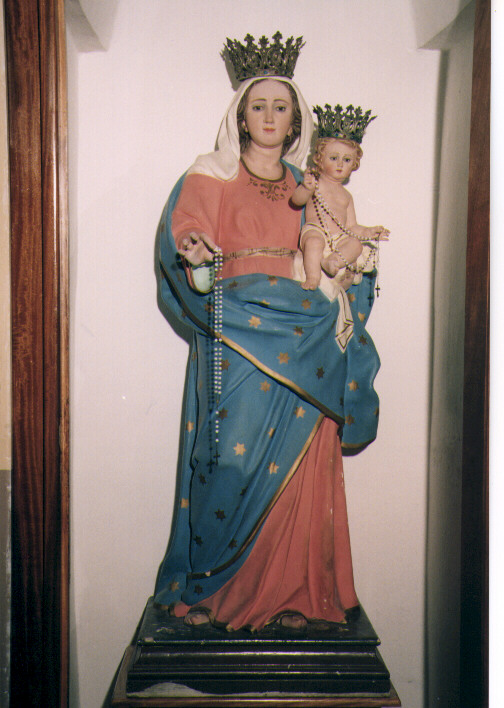 Madonna del Rosario (statua) - ambito Italia meridionale (sec. XIX) <br>Condizioni d'uso: <a class='link-esterno' href='https://docs.italia.it/italia/icdp/icdp-pnd-circolazione-riuso-docs/it/v1.0-giugno-2022/testo-etichetta-BCS.html' target='_bcs'>Beni Culturali Standard (BCS)</a>