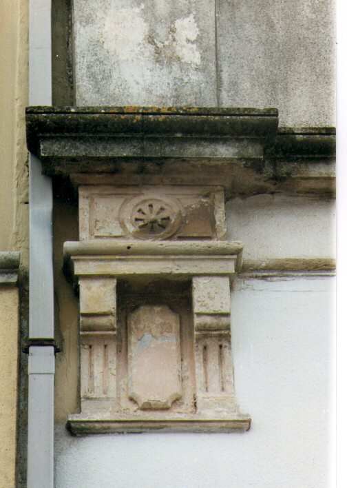 decorazione plastica, frammento - ambito salentino (primo quarto sec. XX)