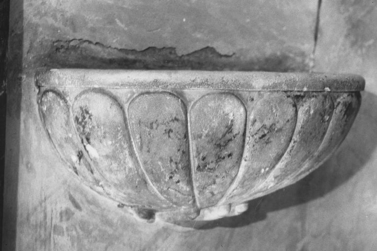 acquasantiera da parete, coppia - ambito pugliese (sec. XVII)